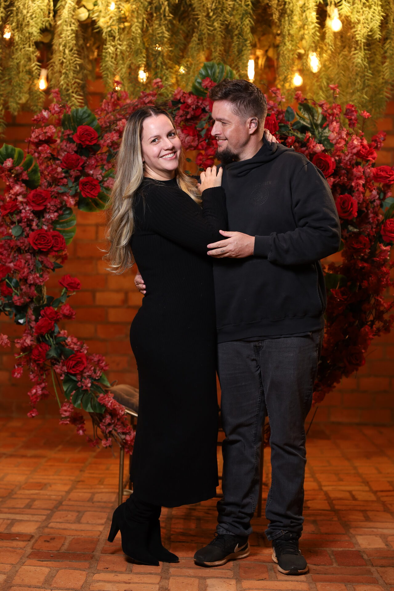 Casal brindando em jantar romântico