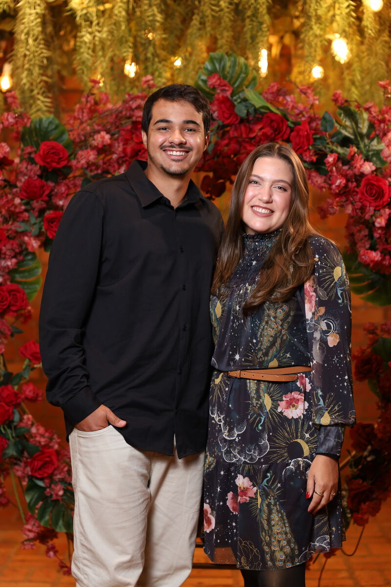 Casal jovem celebrando uma noite romântica