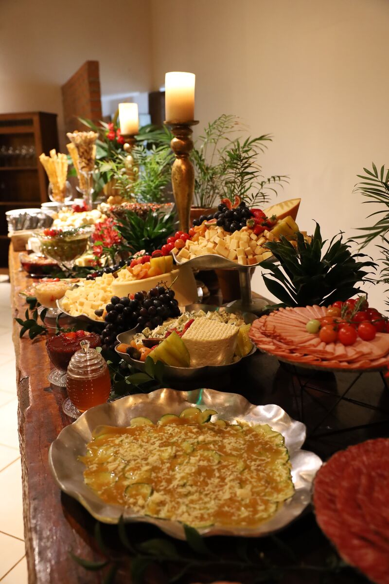 Buffet farto com queijos, antepastos e frutas