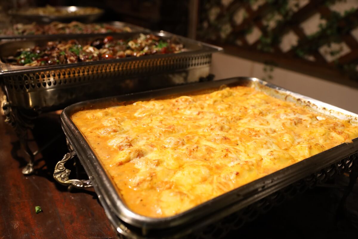 Prato gratinado dourado servido na bandeja